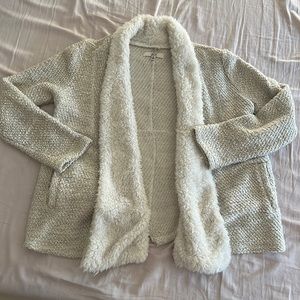 Beige cardigan with fur accent